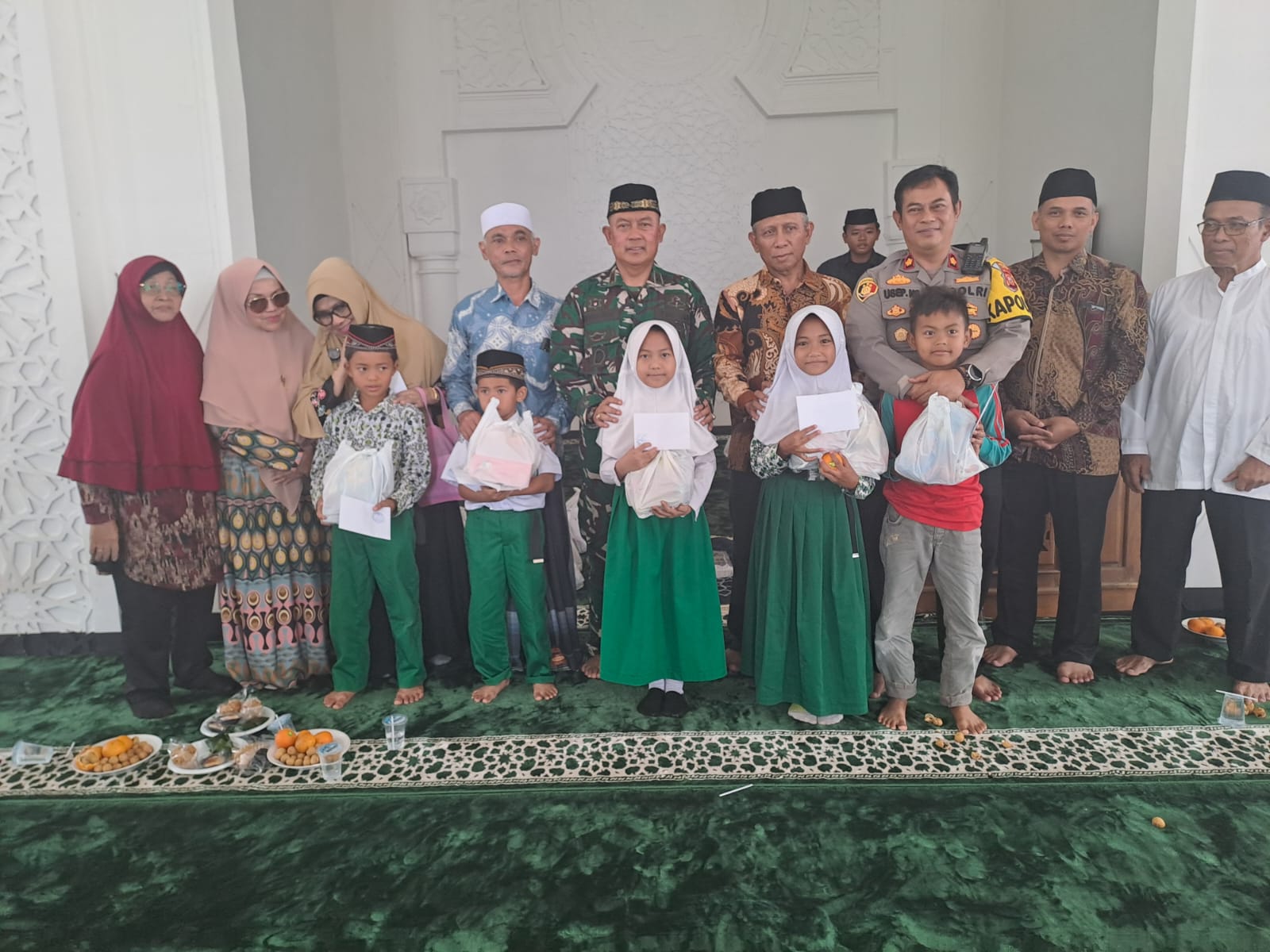 DANRAMIL CUGENANG BERIKAN SANTUNAN KEPADA 100 ANAK YATIM DI DESA BENJOT