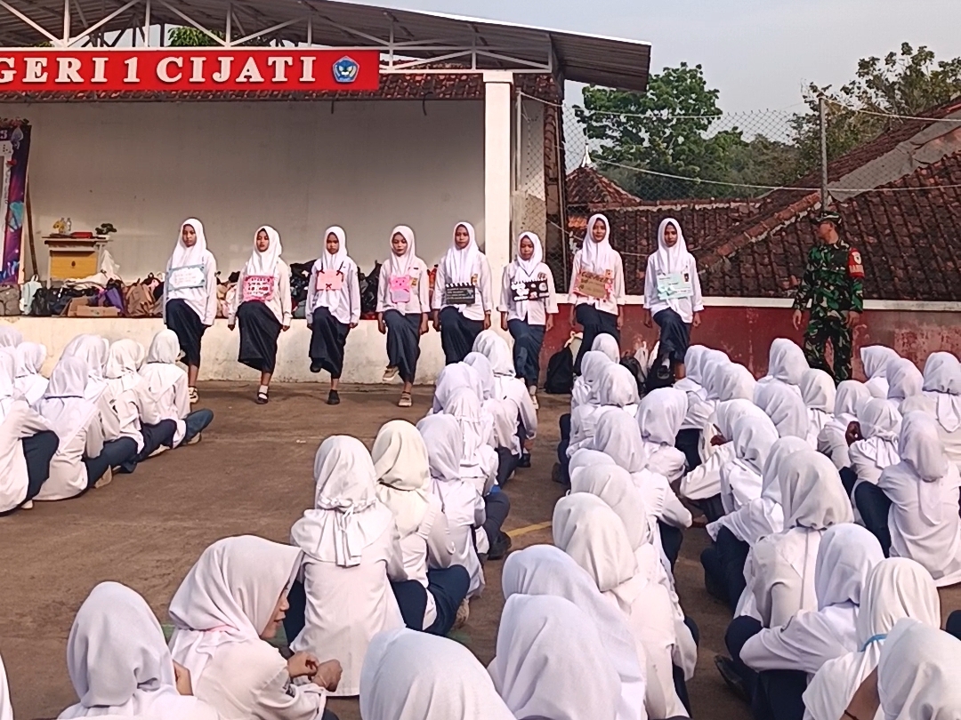 ANGGOTA KORAMIL 0608-14/KADUPANDAK BERIKAN MATERI PBB KEPADA SISWA-SISWI SMKN 1 CIJATI