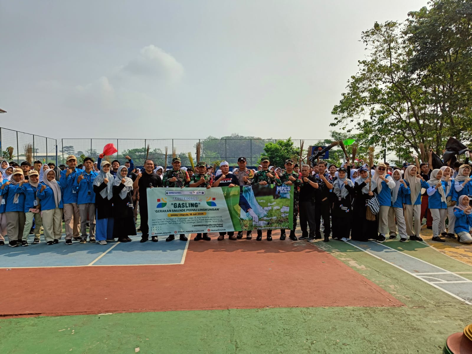 DANRAMIL 0608-08/MANDE LETTU INF ANANG HADIRI GIAT PENUTUPAN MPLS DI SMAN 1 MANDE