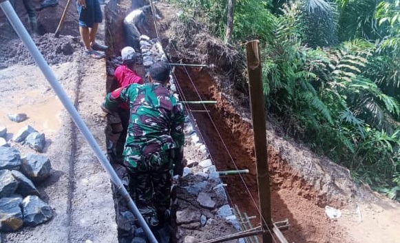 BABINSA SINDANGSARI TURUN KE LAPANGAN, KARYA BAKTI UNTUK KEMAKMURAN WARGA