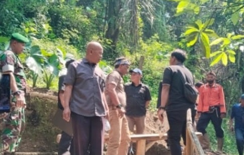 BABINSA KERTAMUKTI DAMPINGI PENGECEKAN LOKASI PEMBANGUNAN JEMBATAN GANTUNG
