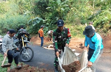KARYA BAKTI UNTUK KEMAKMURAN WARGA, BABINSA KUTAWARINGIN TURUN KE LAPANGAN