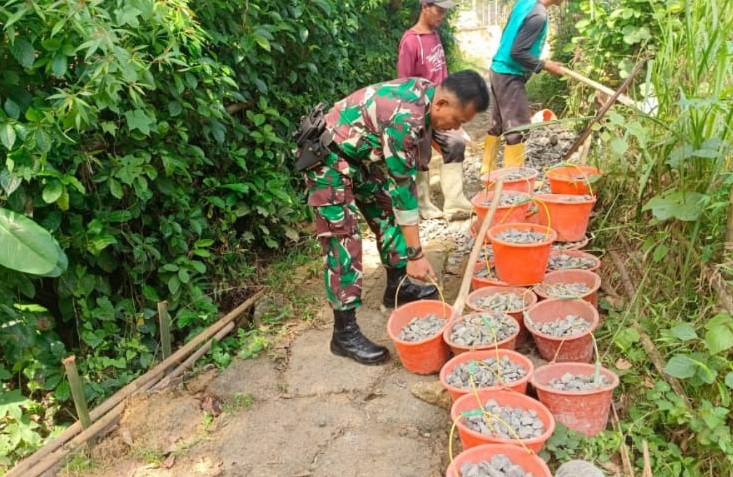 KARYA BAKTI BABINSA DAN WARGA, JALAN SETAPAK CIPETIR KINI LEBIH AMAN