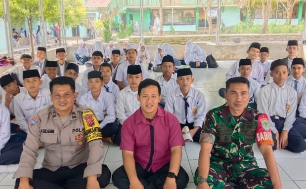 BABINSA DAN BABINKAMTIBMAS BERIKAN MATERI KENAKALAN REMAJA KEPADA PELAJAR SMP
