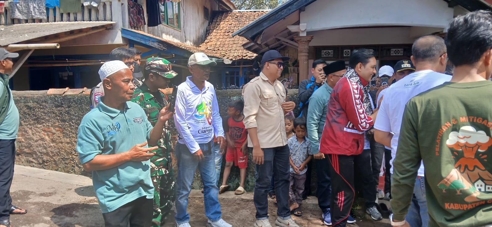 BUKTI KEPEDULIAN PEMERINTAH: BUPATI CIANJUR MERESMIKAN JEMBATAN DI DESA BANGBAYANG
