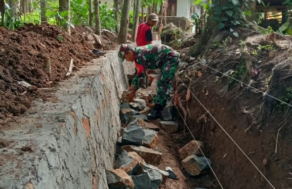 KARYA BAKTI UNTUK KEMAKMURAN WARGA, BABINSA TURUN KE LAPANGAN