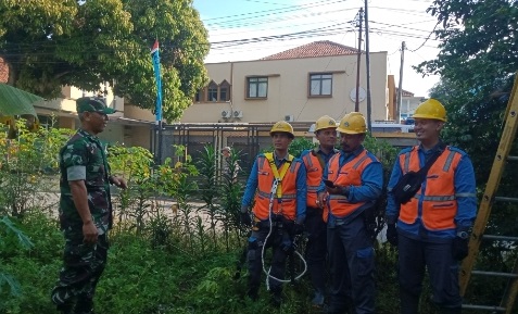 BABINSA KONTROL JARINGAN LISTRIK BERSAMA PETUGAS PLN