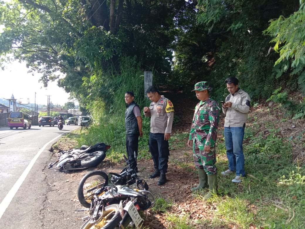 SERKA EKO BANTU EVAKUASI KORBAN LAKA LANTAS DI JALAN RAYA CUGENANG