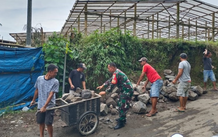 BABINSA CIWALEN MENUNJUKKAN KEPEDULIAN DENGAN KARYA BAKTI PERBAIKAN JEMBATAN