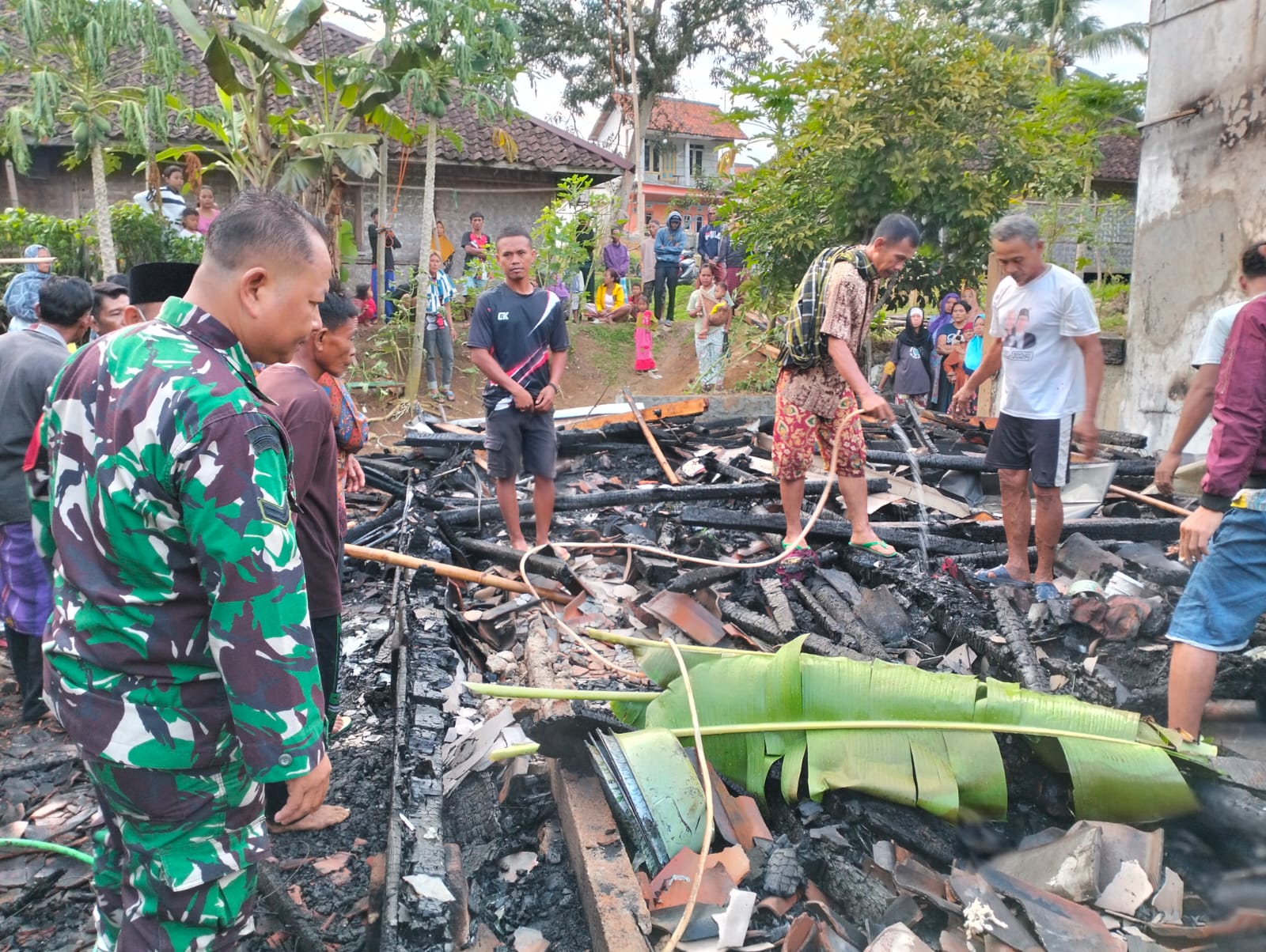 SERTU BASUNI BANTU EVAKUASI KORBAN KEBAKARAN RUMAH