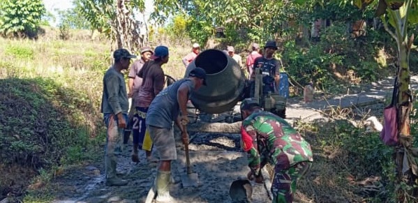 BABINSA MUARACIKADU TAMPILKAN KEPEDULIAN DENGAN KARYA BAKTI PENGECORAN JALAN