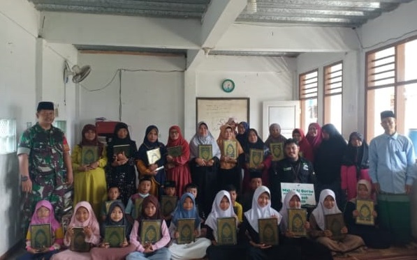 BABINSA KERTAJAYA LAKSANAKAN PEMBINAAN KESEJAHTERAAN TERITORIAL DENGAN PENDISTRIBUSIAN BANTUAN ALQURAN