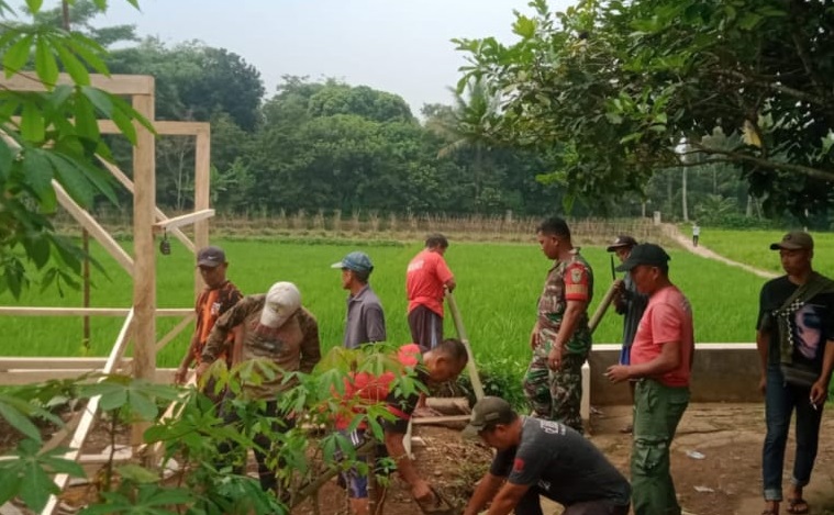 BABINSA SINDANG JAYA LAKSANAKAN PEMBANGUNAN POS RONDA BERSAMA WARGA