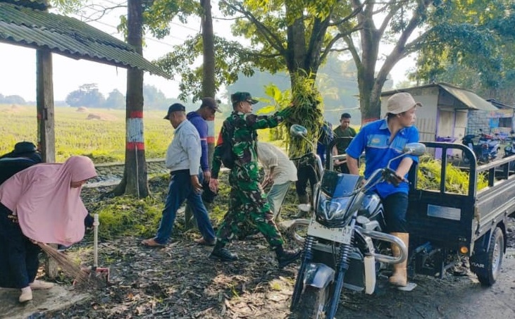 BABINSA GUNUNGSARI LAKSANAKAN KARYA BAKTI PEMBERSIHAN JALAN PROTOKOL BERSAMA WARGA
