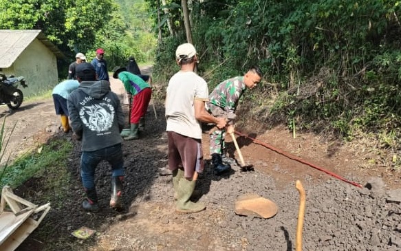 SINERGI ANTARA TNI DAN MASYARAKAT, BABINSA DESA PANYUSUHAN MEMIMPIN KARYA BAKTI PERBAIKAN JALAN DESA