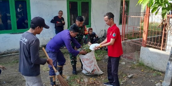 BABINSA DESA SAGANTEN LAKSANAKAN KARYA BAKTI PEMBERSIHAN LINGKUNGAN BERSAMA APARATUR DESA