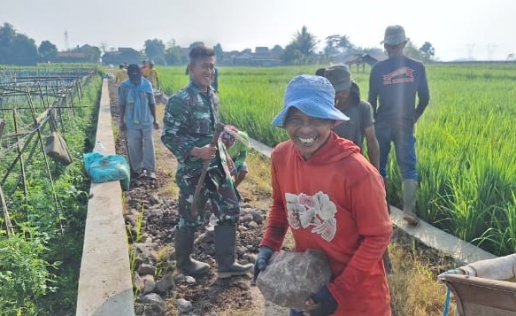BABINSA DESA RAMASARI LAKSANAKAN KERJA BAKTI PENGERASAN JALAN BERSAMA WARGA