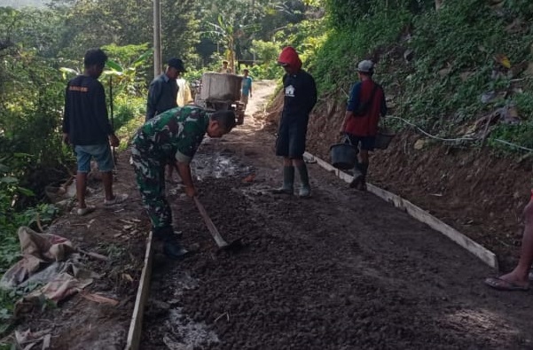 BABINSA DESA BUNISARI LAKSANAKAN KARYA BAKTI PENGECORAN JALAN DESA BERSAMA WARGA