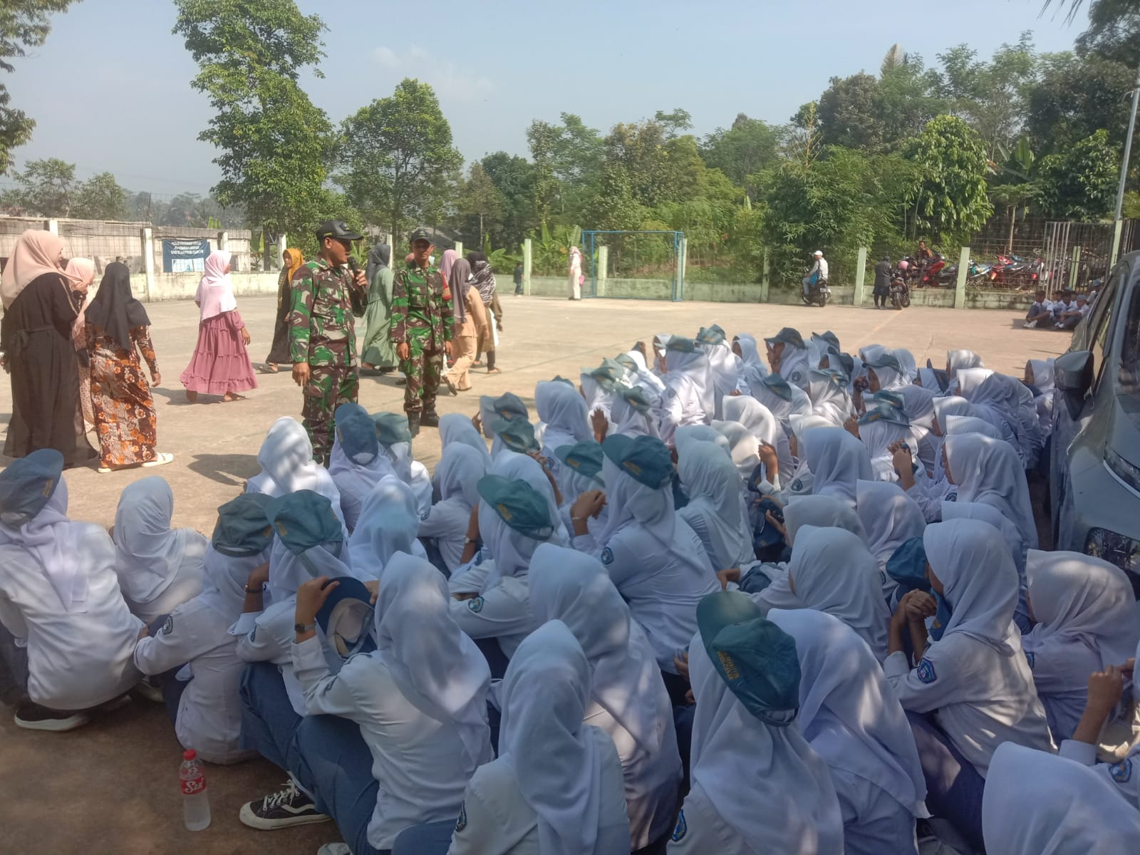BABINSA KORAMIL MANDE LAKSANAKAN PEMBINAAN KEWIRAAN DAN KETARUNAAN DI SMK DZAKIYYUN