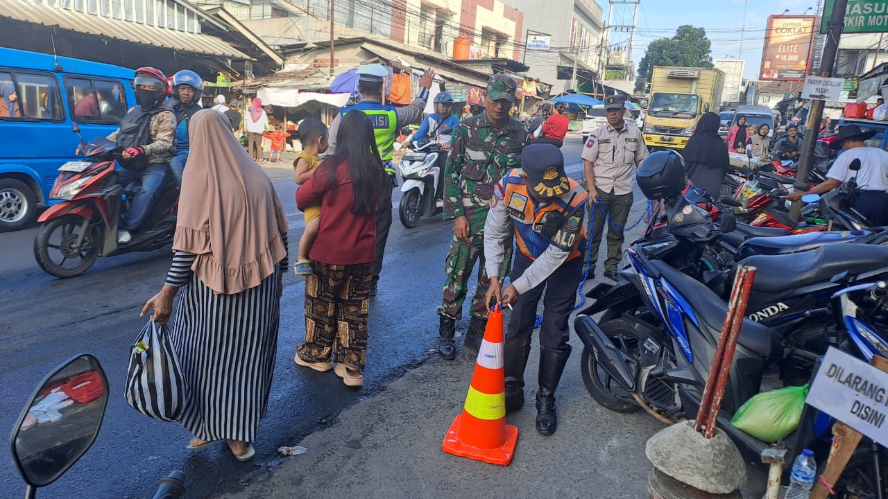 BABINSA KORAMIL 0608-02/WARUNGKONDANG PENDAMPINGAN PEMASANGAN DILARANG PARKIR DI BAHU JALAN PASAR GEKBRONG