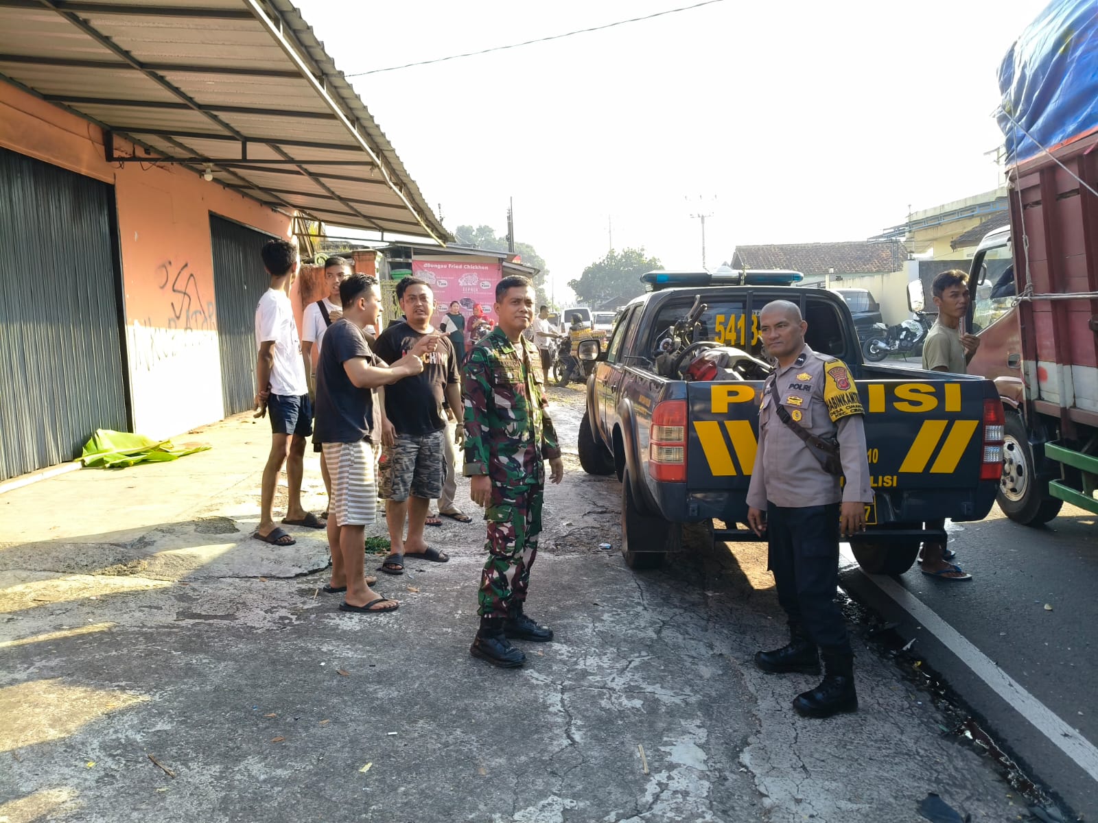 BABINSA PEUTEUY CONDONG SERDA FUAD BANTU EVAKUASI KORBAN LAKA LANTAS DI JALAN RAYA CIBEBER