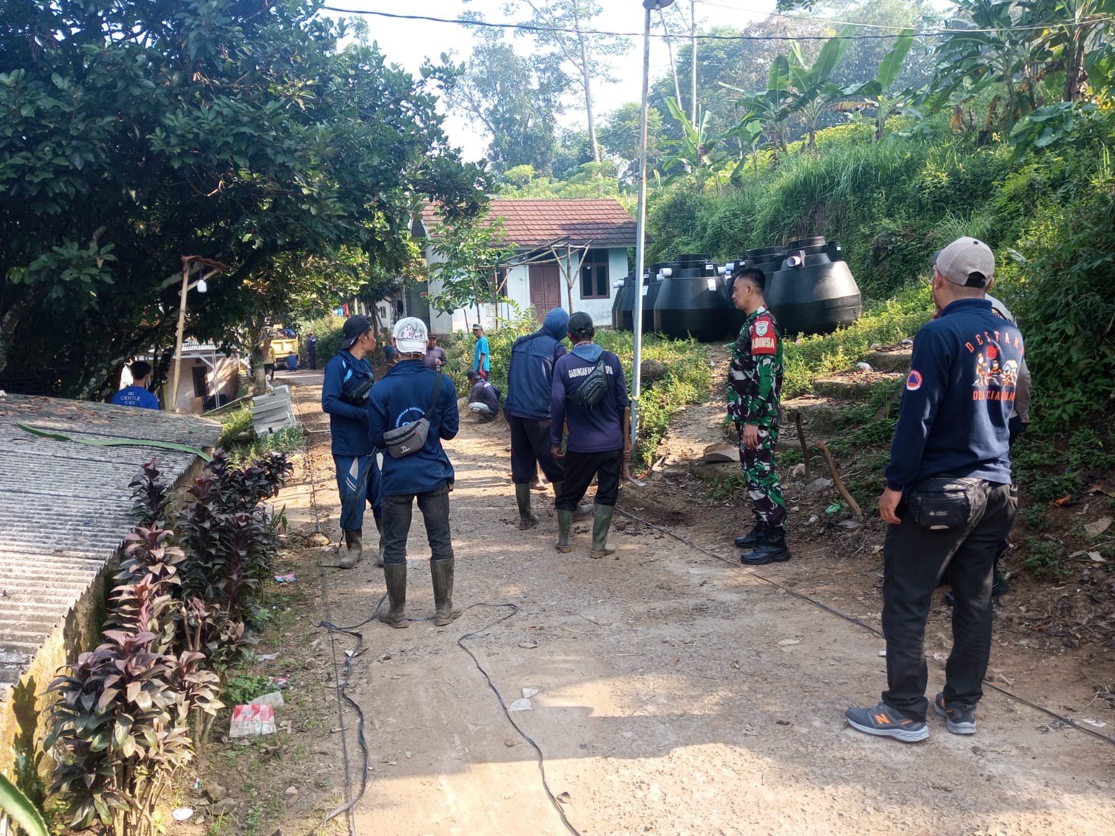 BABINSA KORAMIL MANDE LAKSANAKAN MONITORING PEMBANGUNAN JALAN DI DESA CIANDAM