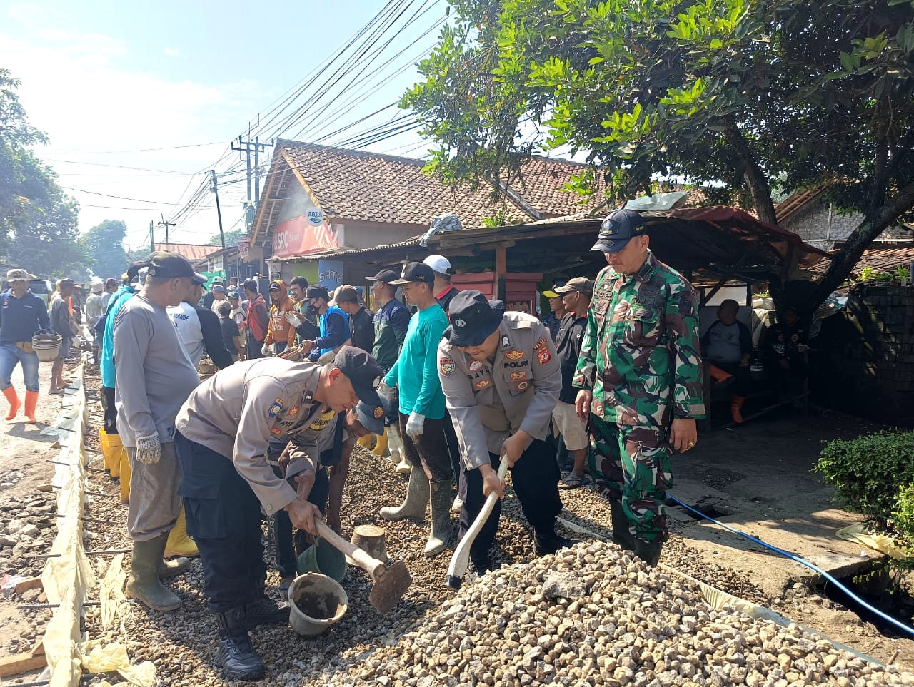 PELTU IBNU PERMANA IKUTI KEGIATAN PENGECORAN JALAN DI KECAMATAN MANDE