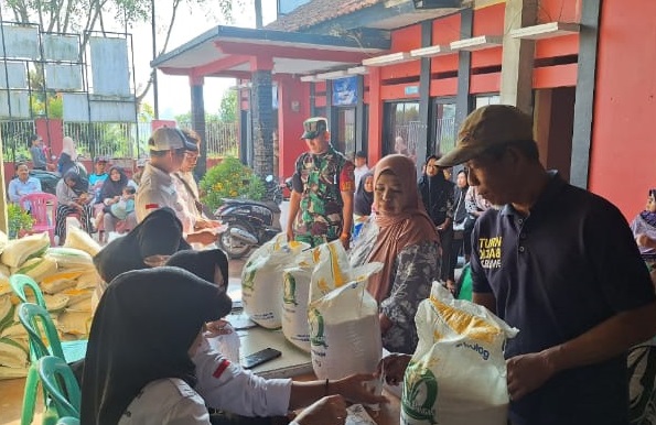 BABINSA RAMASARI MONITORING PENYALURAN BERAS CADANGAN PANGAN PEMERINTAH