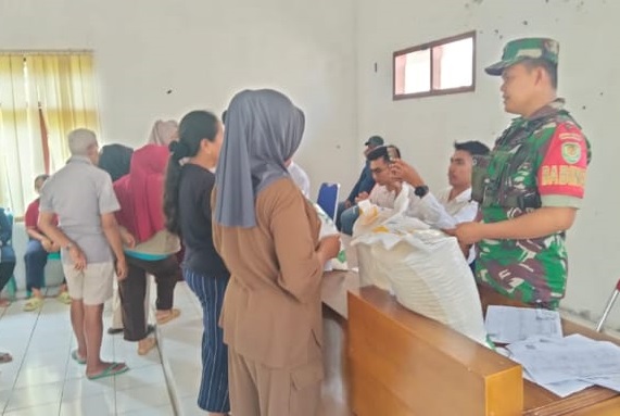 BABINSA KERTAMUKTI MONITORING PENYALURAN BERAS CADANGAN PANGAN PEMERINTAH, BANTUAN LANGSUNG UNTUK WARGA MASYARAKAT