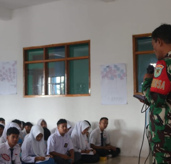 BABINSA MEKARSARI BERIKAN MATERI WAWASAN KEBANGSAAN DAN CINTA TANAH AIR KEPADA PELAJAR SMA CIMENTENG