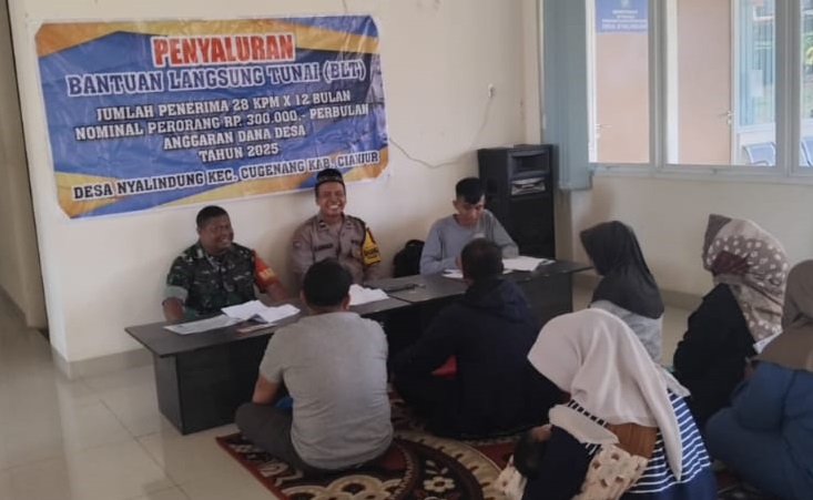 BABINSA NYALINDUNG SERKA PRIYANTO BENG DAMPINGI PEMBAGIAN BLT-D DESA NYALINDUNG