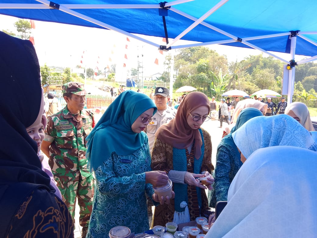 “BABINSA CIHERANG SERTU OHIN ROHMAT MONITORING PENGAMANAN KUNJUNGAN ISTRI WAKIL BUPATI CIANJUR