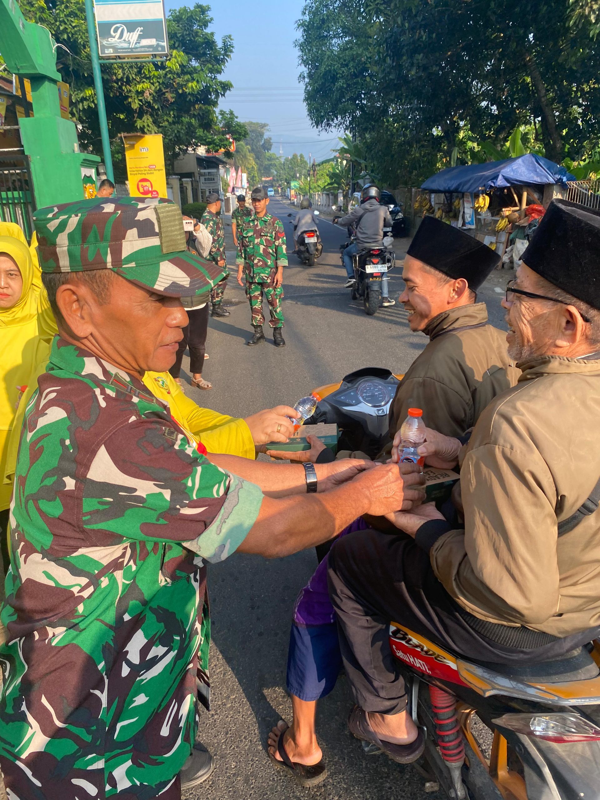 DANRAMIL 0608-08/MANDE PIMPIN KEGIATAN JUM’AT BERKAH DI DEPAN MAKORAMIL