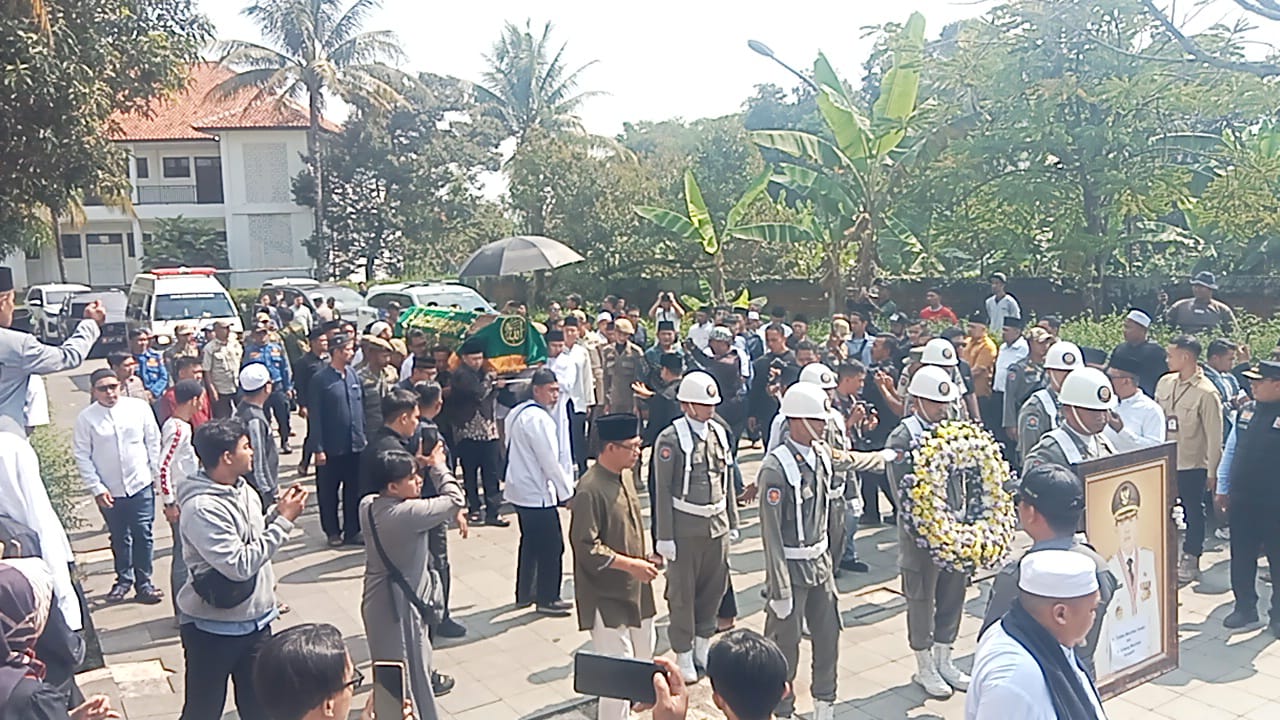 DANRAMIL 0608-06/KARANG TENGAH IKUTI PROSESSING PEMAKAMAN TOKOH MASYARAKAT CIANJUR