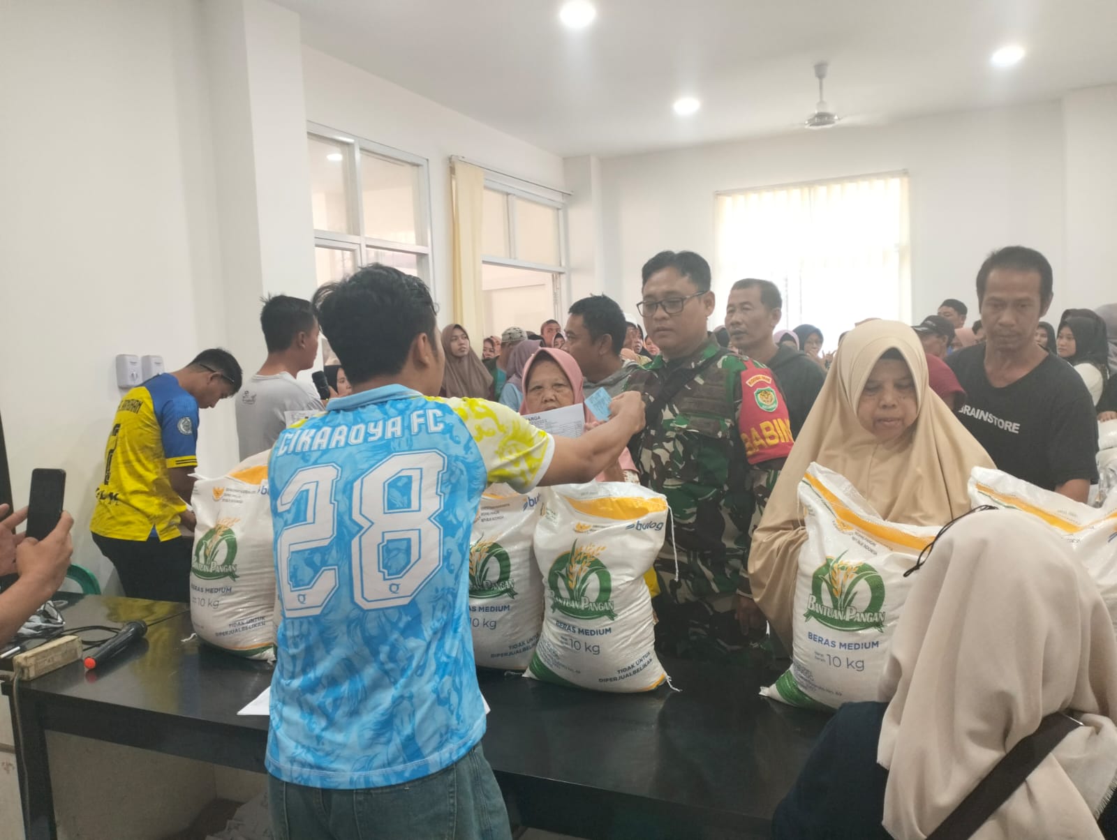 SERDA DANANG EKO P LAKSANAKAN PENDAMPINGAN DAN MONITORING PENDISTRIBUSIAN BANTUAN BERAS DARI BULOG