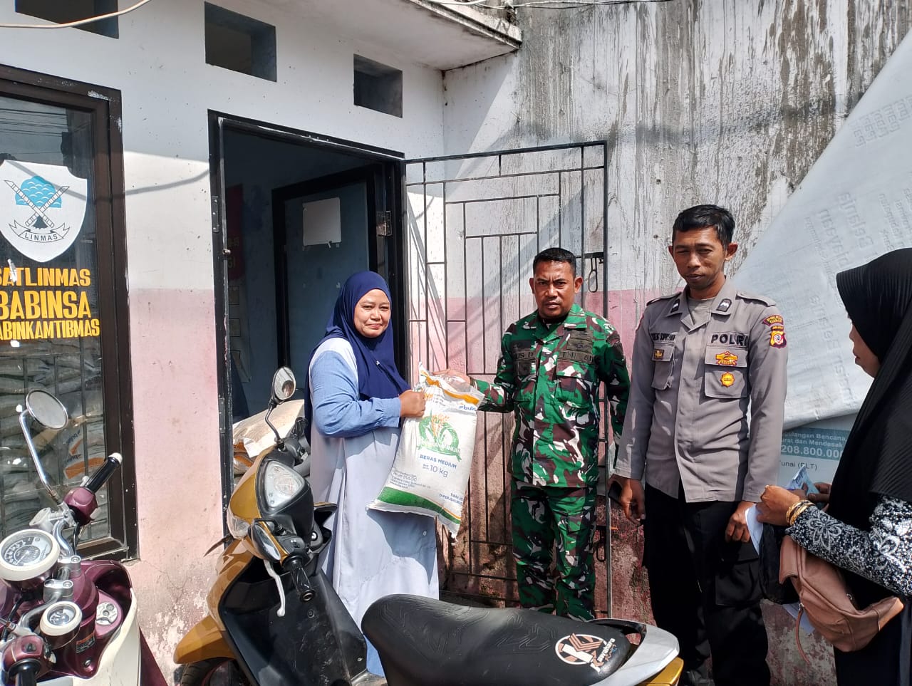 SERDA AGUS LAKSANAKAN PENDAMPINGAN DAN MONITORING PENDISTRIBUSIAN BANTUAN BERAS DARI BULOG
