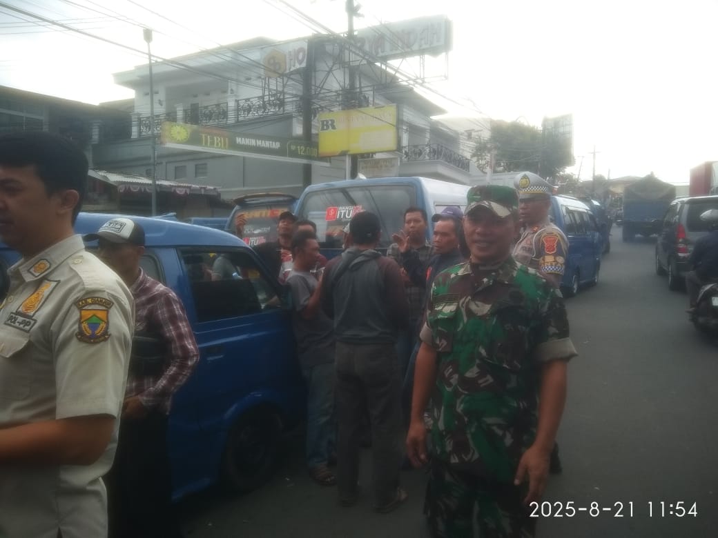 SERTU AHMAD SAEPUDIN, BABINSA GADOG, AMANKAN KEGIATAN UNJUK RASA SOPIR ANGKOT TRAYEK CIPANAS CIANJUR