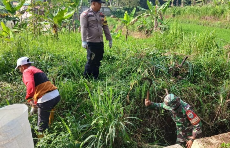 SERDA ALBER SUHERMI TURUN KE LAPANGAN, KARYA BAKTI UNTUK DESA PADALUYU YANG LEBIH BERSIH