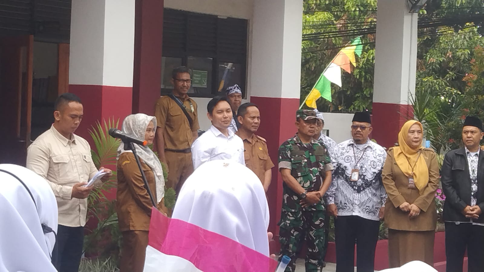 DANRAMIL 0608-05/CUGENANG HADIRI KEGIATAN PEMBERIAN OBAT MASAL KECACINGAN DI SDN 1 SUKAMANAH