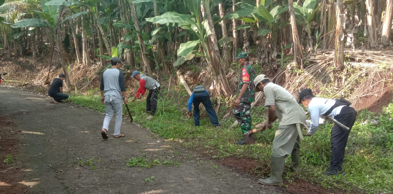 BABINSA CIHEA TURUN KE LAPANGAN, BERSAMA WARGA LAKSANAKAN KARBAK MEMBERSIHKAN JALAN