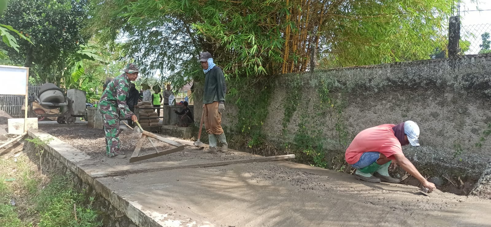 BABINSA SUKASARANA MEMIMPIN KARYA BAKTI PENGECORAN JALAN, WUJUDKAN INFRASTRUKTUR DESA YANG LEBIH BAIK