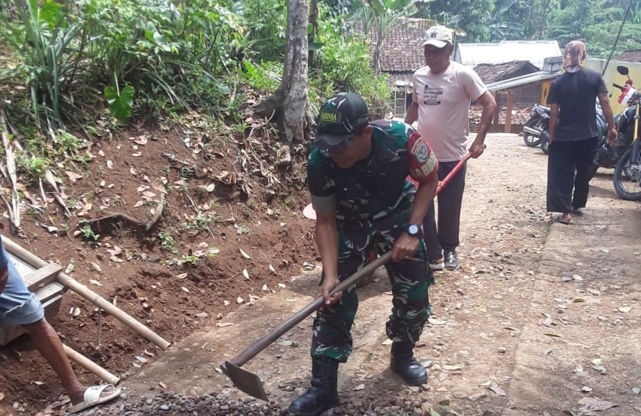 BABINSA SUKAJAYA MELAKSANAKAN KARYA BAKTI PENGURUGAN JALAN, WUJUDKAN INFRASTRUKTUR DESA YANG LEBIH BAIK