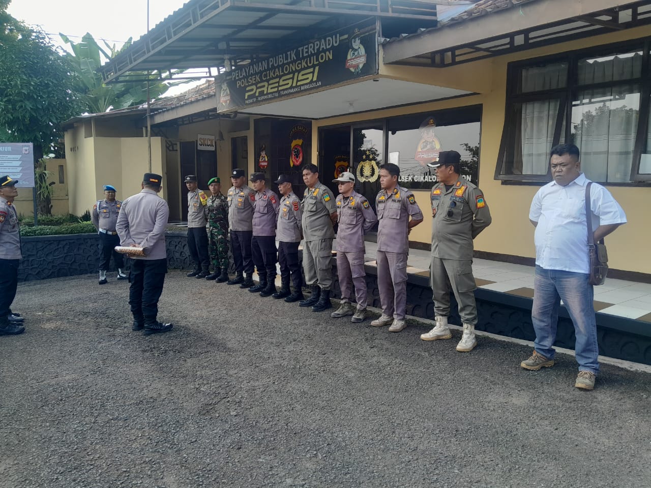 Serma Cuncun dan Anggota Polsek Cikalongkulon Antisipasi Situasi Kondisi Wilayah Kecamatan Cikalong Kulon