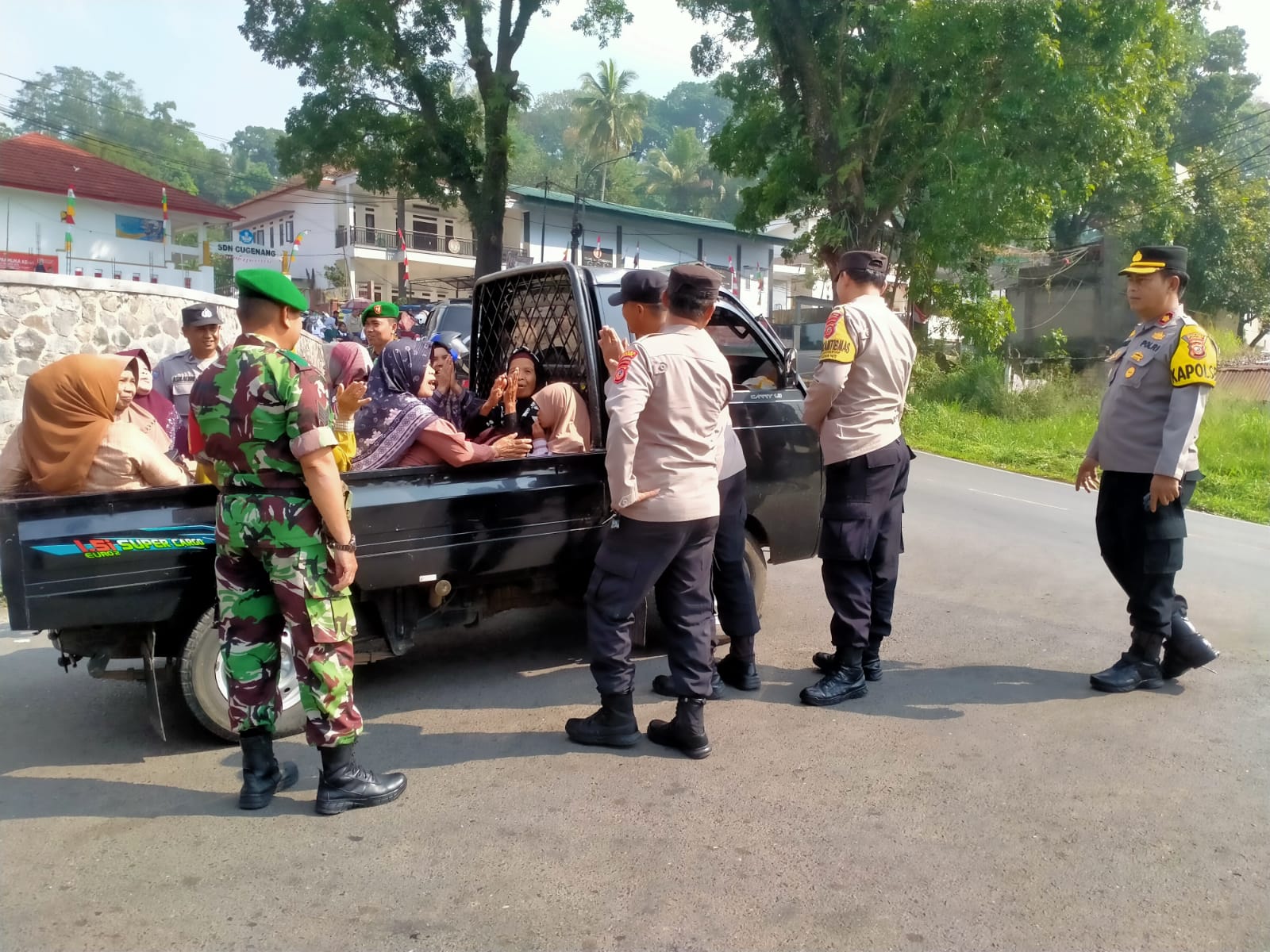 Serka Kholidin dan Anggota Polsek Cugenang Laksanakan Penyekatan dalam Rangka Antisipasi Unjuk Rasa