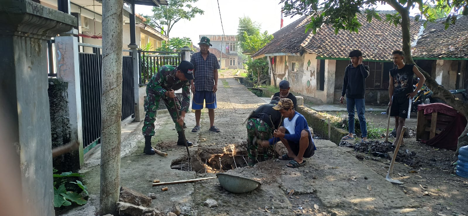 Peltu Endang K Beraksi: Karya Bakti Memperbaiki Saluran Air untuk Kesejahteraan Masyarakat
