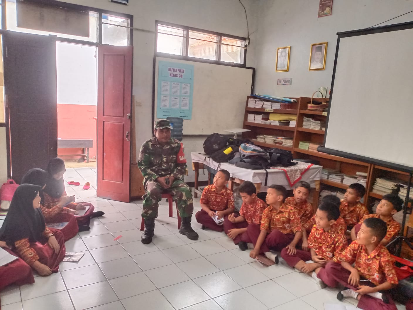 Serma Herman S Babinsa Desa Haurwangi Berikan Pembinaan Motivasi kepada Siswa/i SDN Cipetir 1