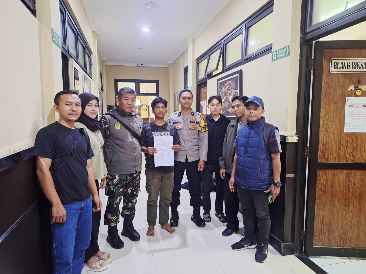 Babinsa Desa Cibulakan Sertu Santoso Bersama Unsur Lainnya Jemput Anak yang Diamankan Polres Cianjur