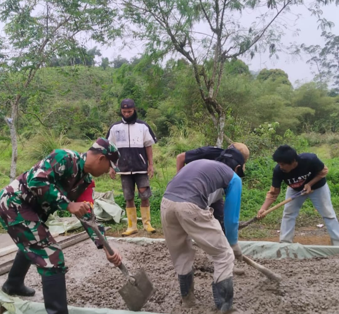 Babinsa Desa Cisujen Beraksi: Karya Bakti Pengecoran Jalan Membawa Harapan Baru