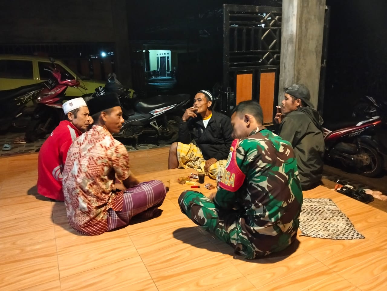 Babinsa Desa Sukagalih Pererat Silaturahmi: Komunikasi Sosial Membawa Kebersamaan