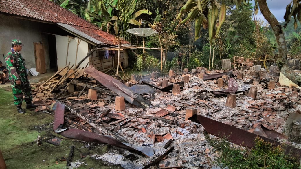 Babinsa Pangadegan Sigap Tanggapi Kebakaran Rumah Warga